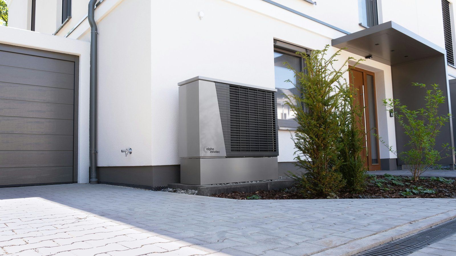 Einfamilienhaus mit Luft-Wasser-Wärmepumpe vor der Fassade – freie Heizungswahl nach dem GModG 2026 in Mühldorf, Altötting und Waldkraiburg